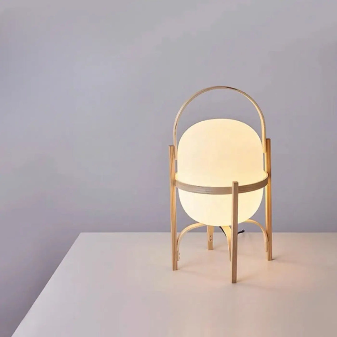Lampadaire kalana design minimaliste en métal doré courbé avec globe en verre blanc pour décoration contemporaine élégante