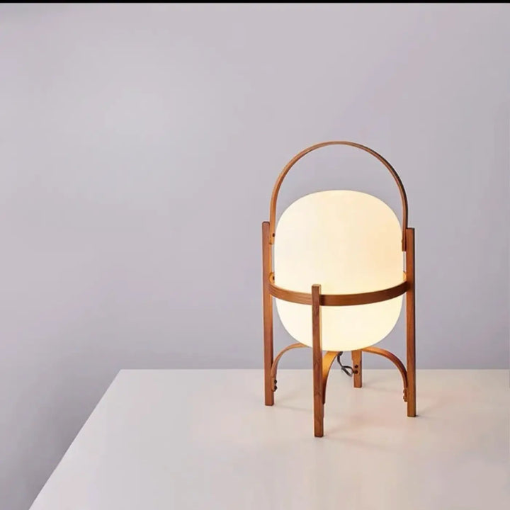 Lampadaire kalana en bois chaleureux avec un globe en verre dépoli éclairage doux arche élégante décoration contemporaine