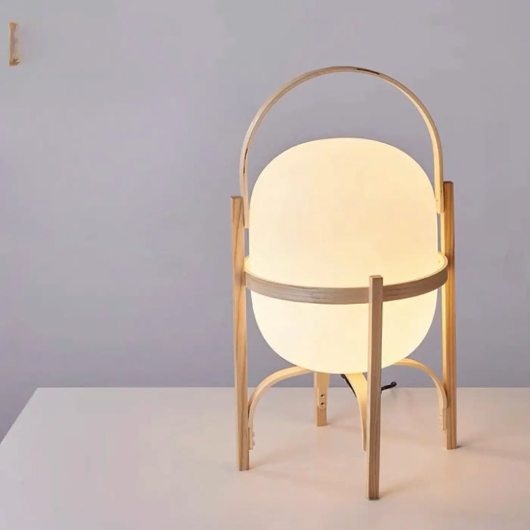 Lampadaire kalana avec arche élégante en verre dépoli rond et pieds en bois pour décoration contemporaine chaleureuse