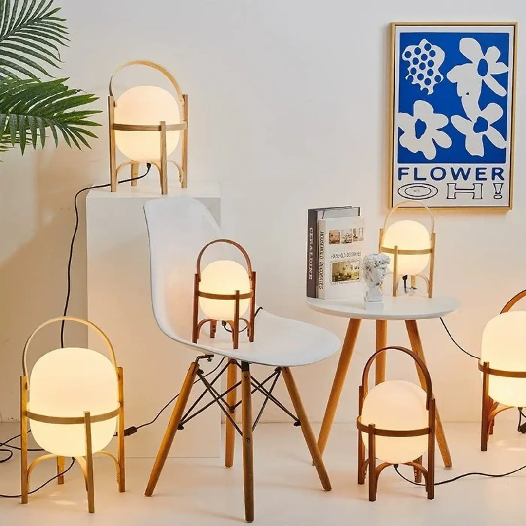 Lampadaire kalana avec lampe sphérique chaleureuse cadre bois minimaliste poignée courbée design élégant décor contemporain