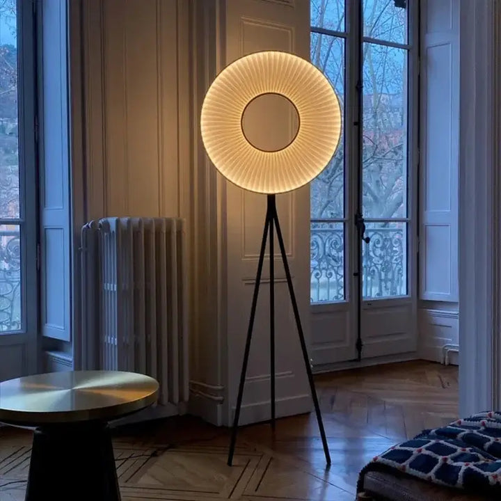 Lampadaire design circulaire sur trépied lumineux moderne