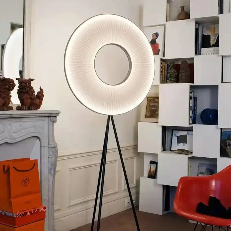 Lampadaire design circulaire sur trépied lumineux moderne