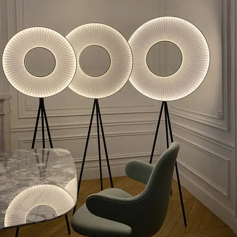 Lampadaire design circulaire sur trépied lumineux moderne