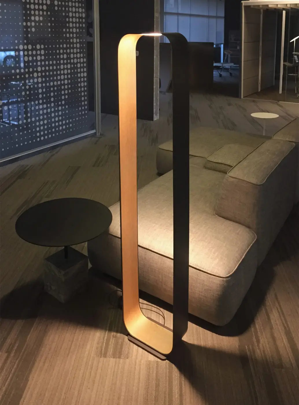 Lampadaire Contour gris à intérieur en chêne dans un intérieur