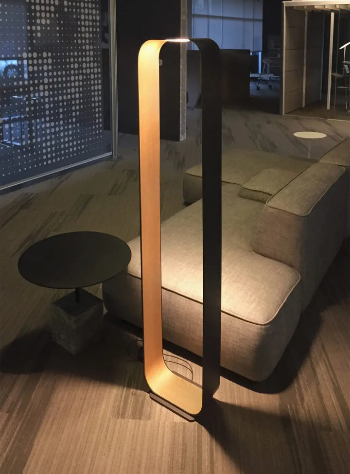 Lampadaire Contour gris à intérieur en chêne dans un intérieur