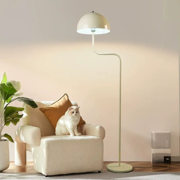 Lampadaire svelto crème avec col courbé et abat-jour en forme de dôme design et élégant