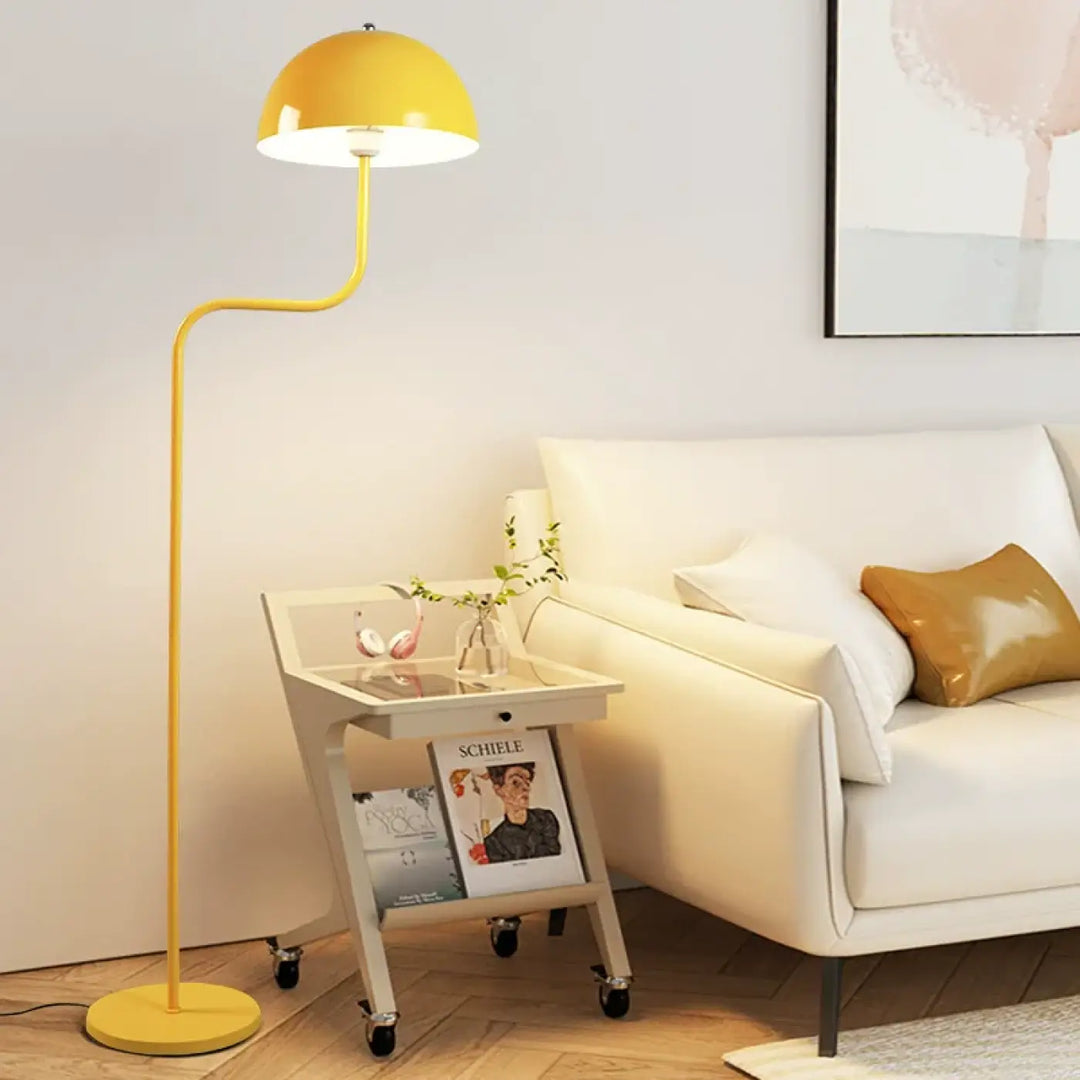 Lampadaire svelto jaune en forme de dôme avec pied en métal incurvé et base circulaire au sol
