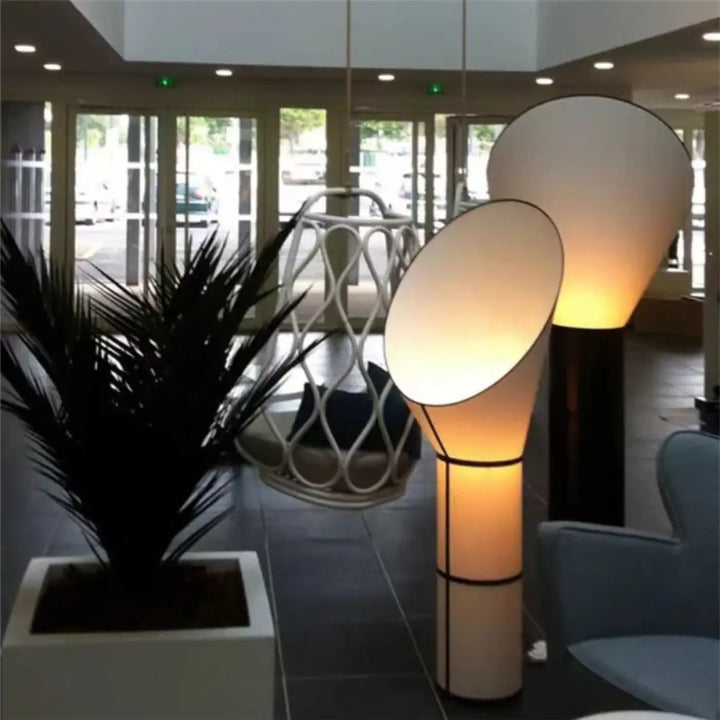 Lampadaire aloris design moderne avec cadre metal noir et abat-jour cylindrique tapered diffusant une lumière douce