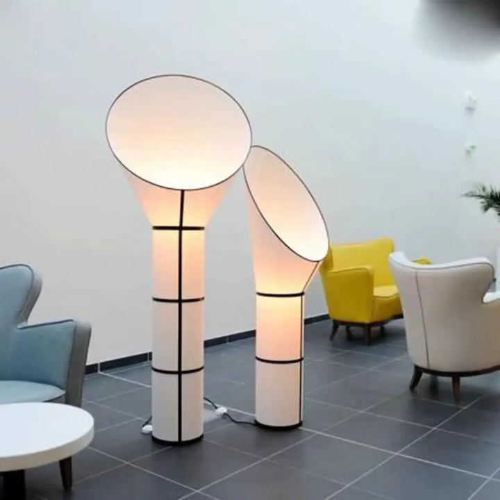 Lampadaire design moderne aloris blanc avec accents géométriques noirs et lumière douce diffusée