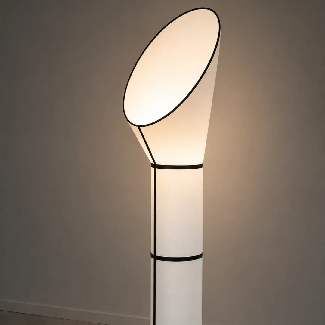 Lampadaire aloris design moderne blanc avec lignes noires accentuant une lumière douce et un style épuré