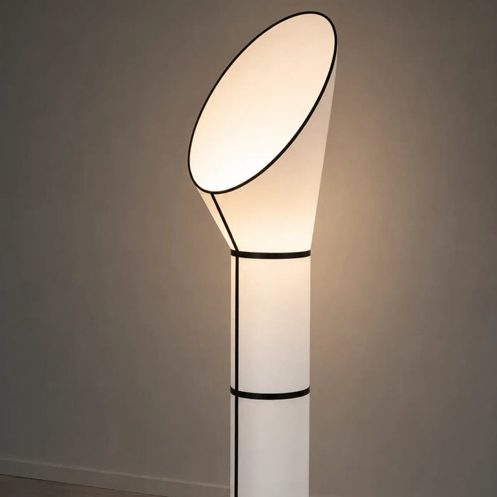 Lampadaire aloris design moderne blanc avec lignes noires accentuant une lumière douce et un style épuré