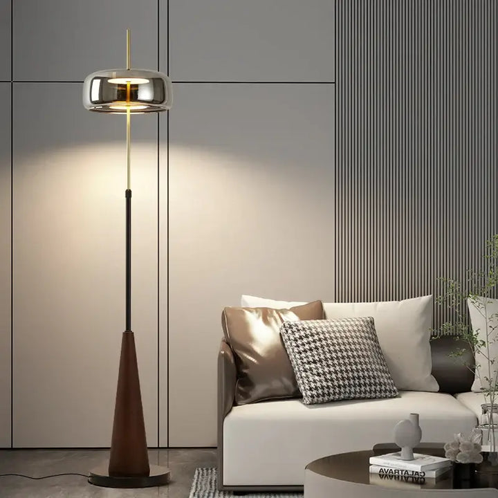 Lampadaire design rétro en bois et abat jour chromé élégant