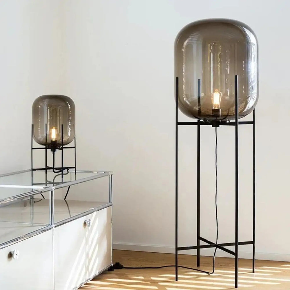 Lampadaire vito avec cadre métallique noir et abat-jour fumé arrondi effet abat-jour ambre pour espace moderne