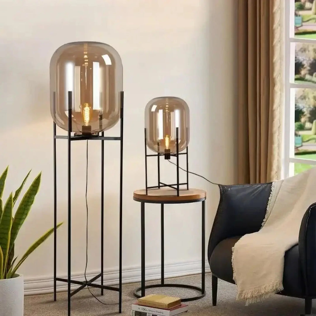 Lampadaire vito avec effet abat-jour ambre en globe verre fumé et structure métal noir pour espace moderne