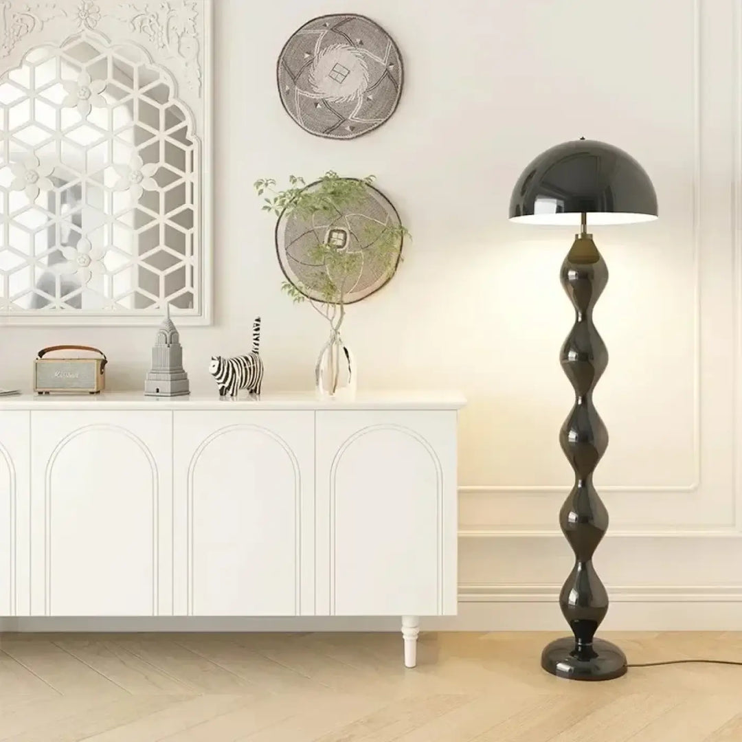 Lampadaire élégant corps ondulé noir brillant avec abat-jour en forme de dôme pour une ambiance chaleureuse