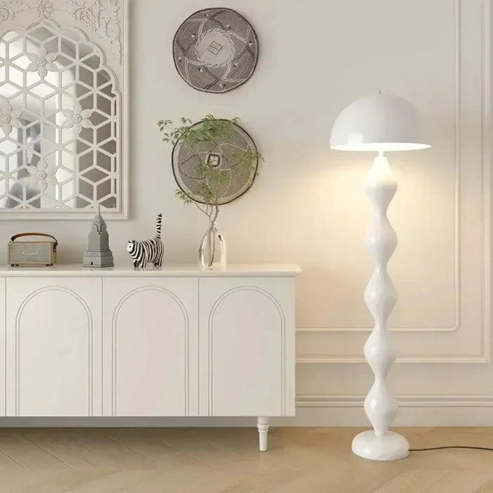 Lampadaire élégant irmahi avec corps ondulé blanc et abat-jour en forme de dôme créant une ambiance chaleureuse