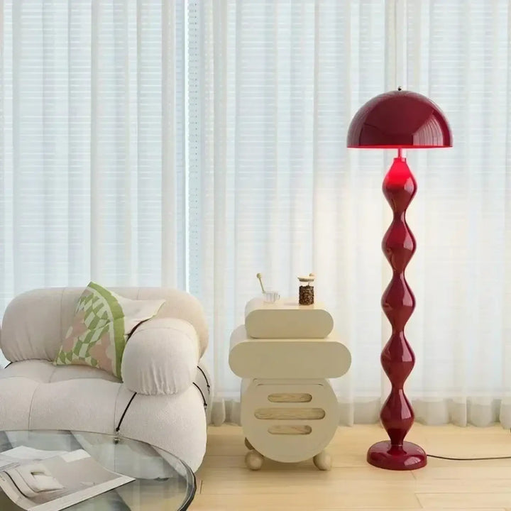 Lampadaire irmahi rouge profond avec un corps ondulé et un abat-jour en dôme pour une ambiance chaleureuse