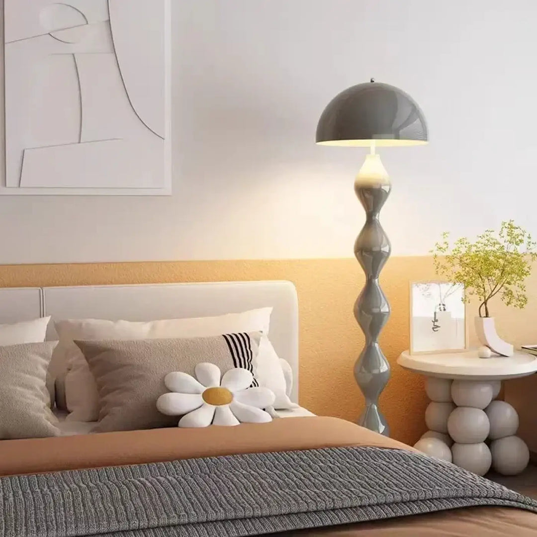 Lampadaire irmahi gris moderne avec corps ondulé et abat-jour en forme de dôme pour une ambiance chaleureuse