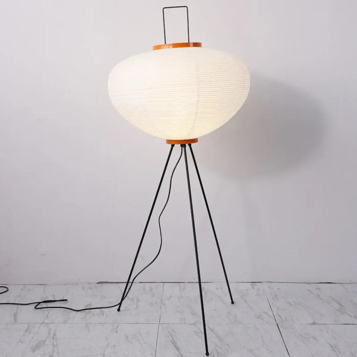 Lampadaire siriah en papier blanc avec base trépied en métal noir et accents en bois pour un design moderne élégant