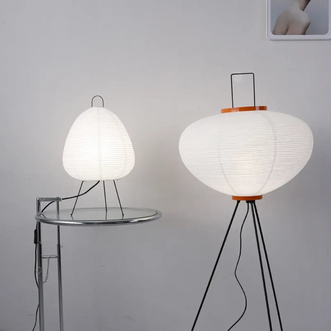 Lampadaire élégant siriah en papier blanc avec base trépied noire et contour orange design moderne