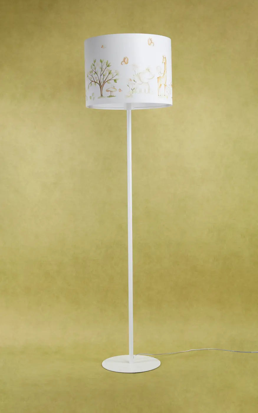 Lampadaire enfant blanc avec abat-jour cylindrique illustré d arbres animaux et oiseaux participe à créer douceur