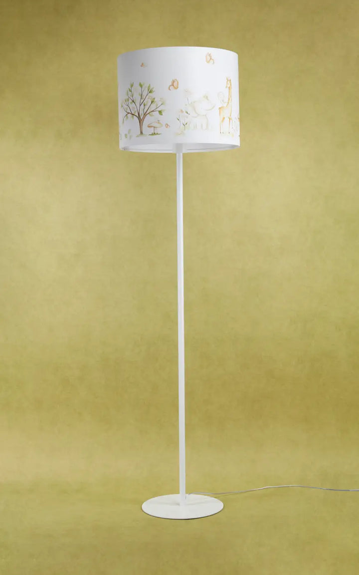Lampadaire enfant blanc avec abat-jour cylindrique illustré d arbres animaux et oiseaux participe à créer douceur