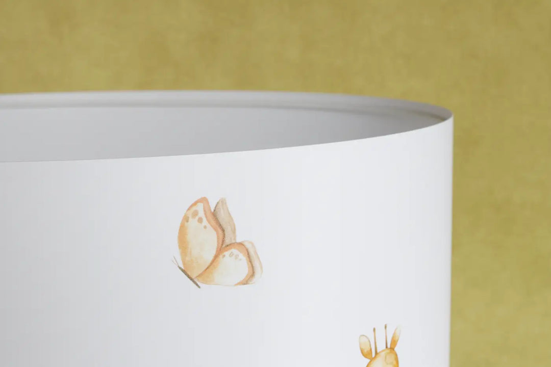 Lampadaire enfant blanc avec abat-jour cylindrique en tissu blanc et papillon pêche en aquarelle participe à créer douceur