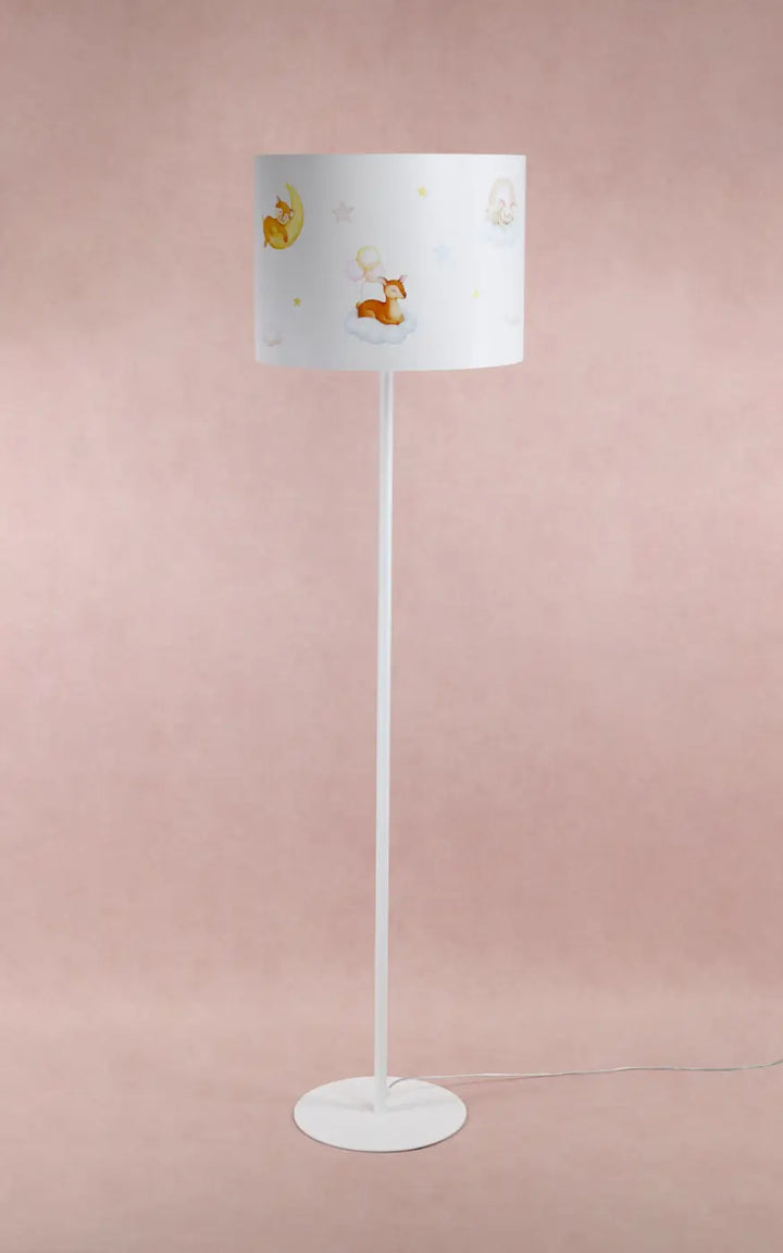 Lampadaire enfant blanc avec abat-jour cylindrique illustré de faons rêveurs lunes et étoiles en tons pastel