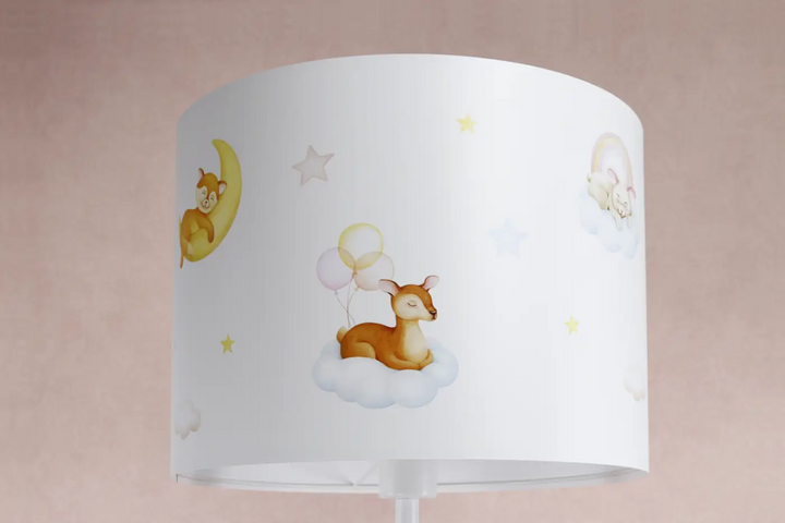 Lampadaire enfant blanc avec abat-jour cylindrique décor faon rêveur sur un nuage étoiles et ballons pastel