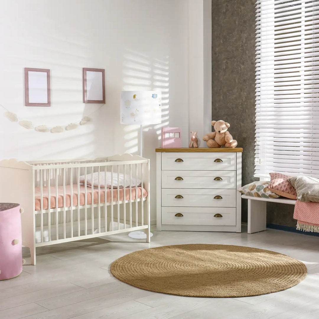 Lampadaire enfant blanc sweet dreams avec motif douceur enchantée posé sur commode blanche en bois avec poignées laiton