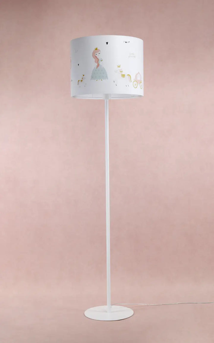 Lampadaire enfant blanc avec abat-jour cylindrique illustré d’une princesse et d’un carrosse en pastels doux
