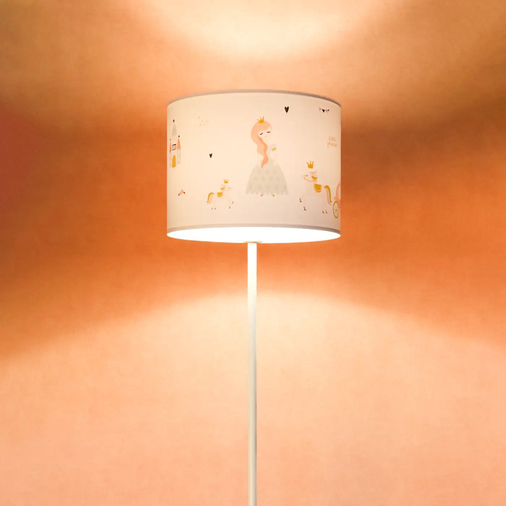 Lampadaire enfant blanc avec abat-jour fantaisie illustré princesse en tons or et rose avec châteaux et cœurs délicats