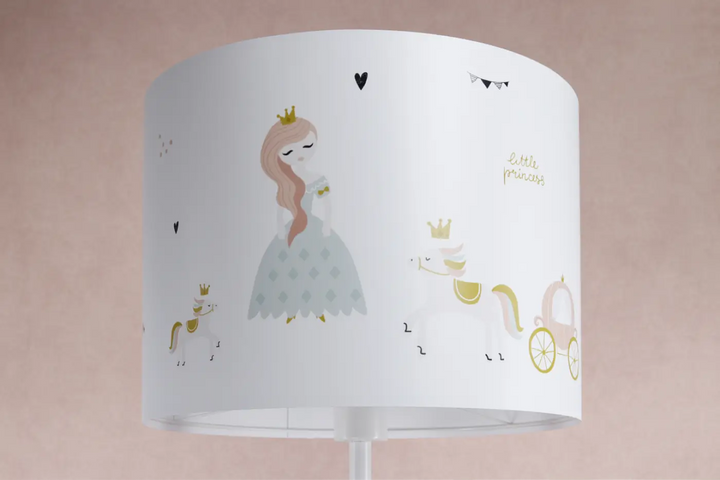 Lampadaire enfant blanc avec abat-jour princesse charmante en blanc et or featuring princesse endormie en robe bleue et carrosse