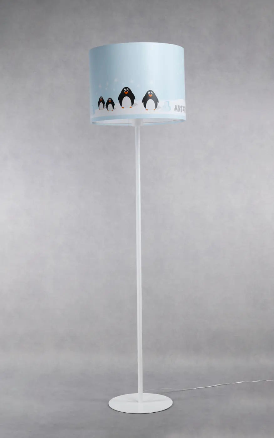 Lampadaire enfant blanc bleu pastel avec abat-jour cylindrique illustré de pingouins noir et blanc sur pied métal blanc
