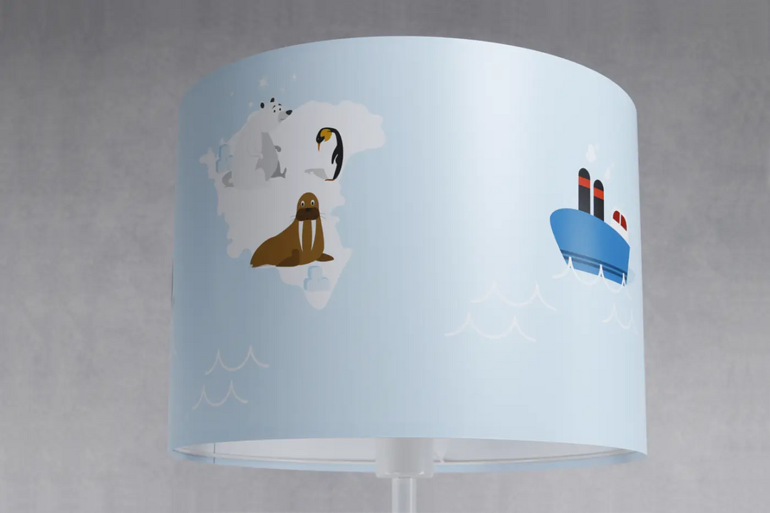 Lampadaire enfant bleu avec abat-jour cylindrique pastel décor arctique illustrant pingouins, morses et brise-glace