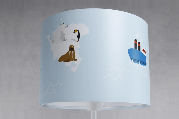 Lampadaire enfant bleu avec abat-jour cylindrique pastel décor arctique illustrant pingouins, morses et brise-glace