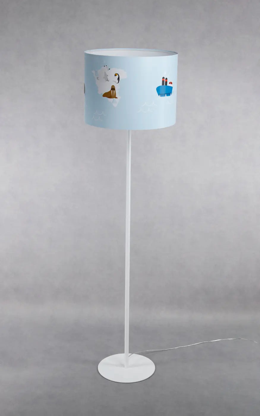 Lampadaire enfant bleu pastel avec abat-jour cylindrique illustré de ours polaires monté sur pied métal blanc