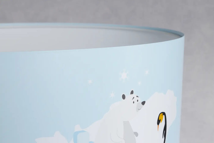 Lampadaire enfant bleu pastel avec abat-jour cylindrique illustré dours polaire et pingouin sur fond glacé étoilé