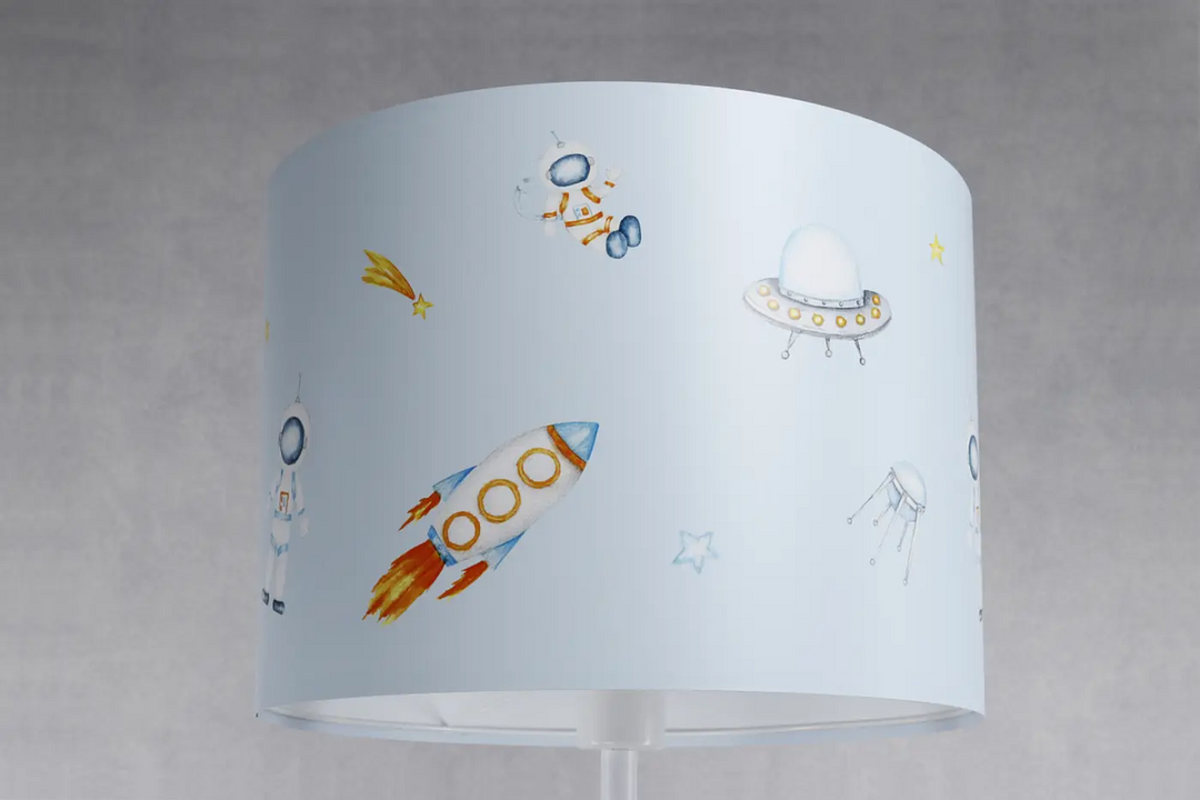 Lampadaire enfant bleu pastel avec abat-jour cylindrique décoré dillustrations espace pour des aventures douces