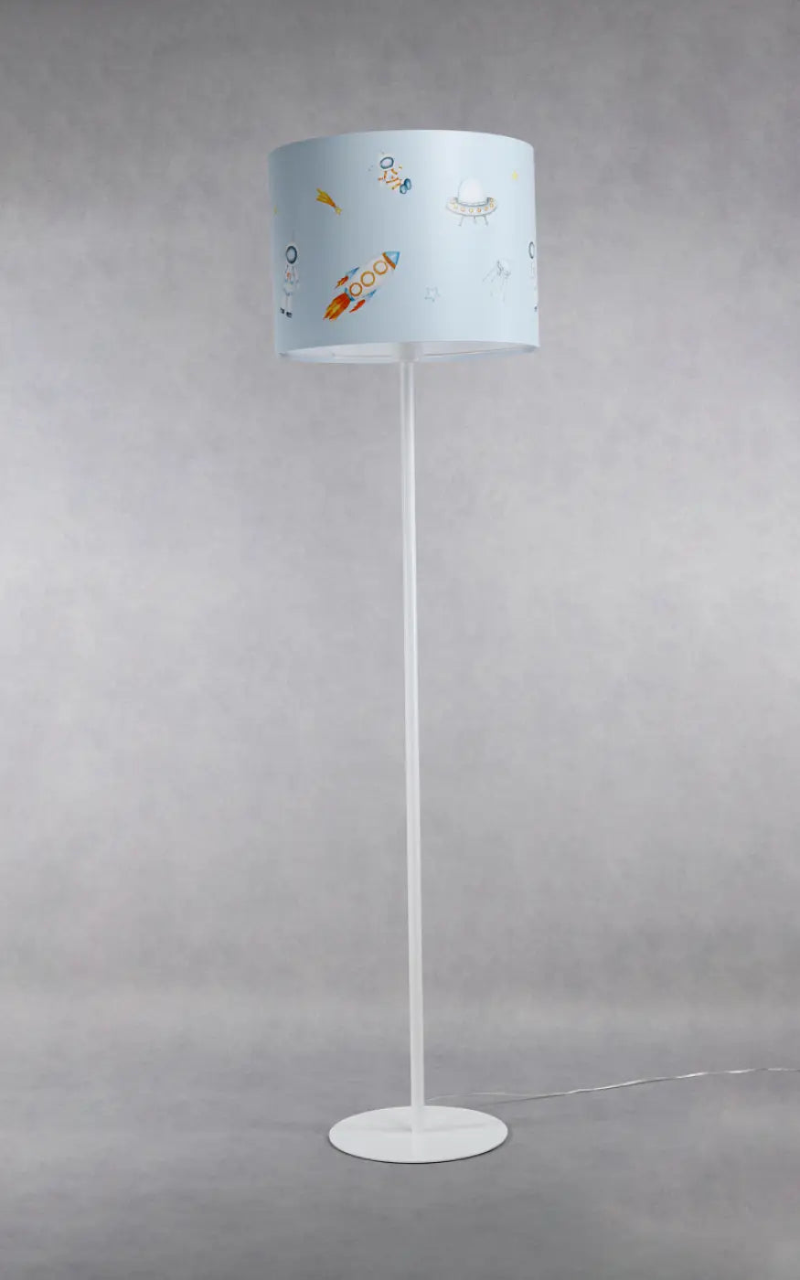 Lampadaire enfant bleu pastel avec abat-jour cylindrique illustré de fusées colorées pour aux aventures