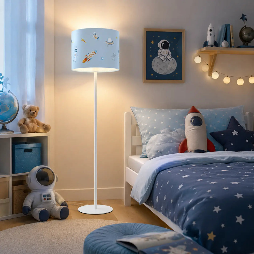 Lampadaire enfant bleu pastel avec abat-jour cylindrique illustré aux aventures spatiales sweet dreams