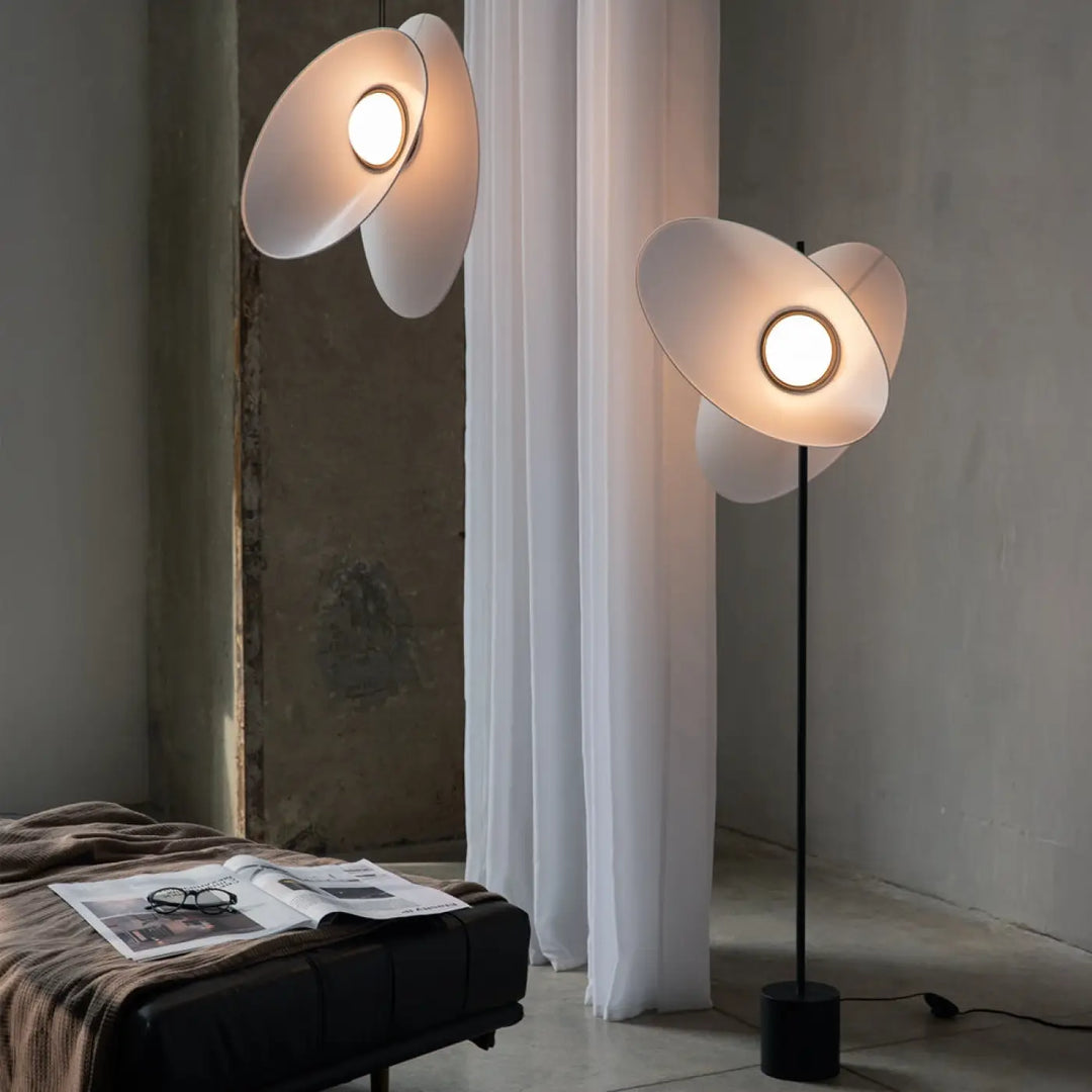 Lampadaire evolution en céramique blanche avec pied en aluminium noir offrant une lumière douce et moderne