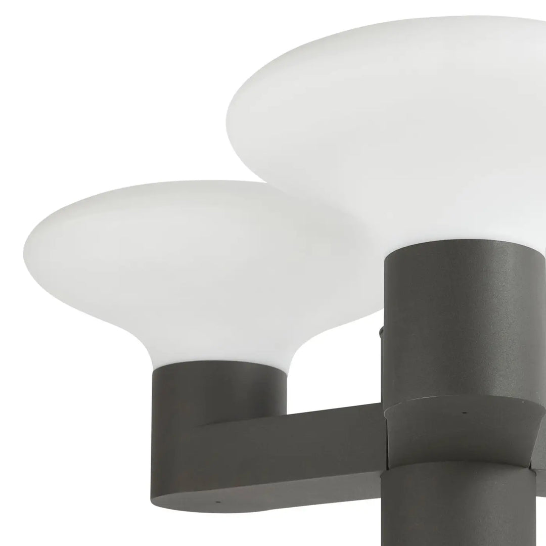 Détail du lampadaire extérieur Blubs 3 lumières