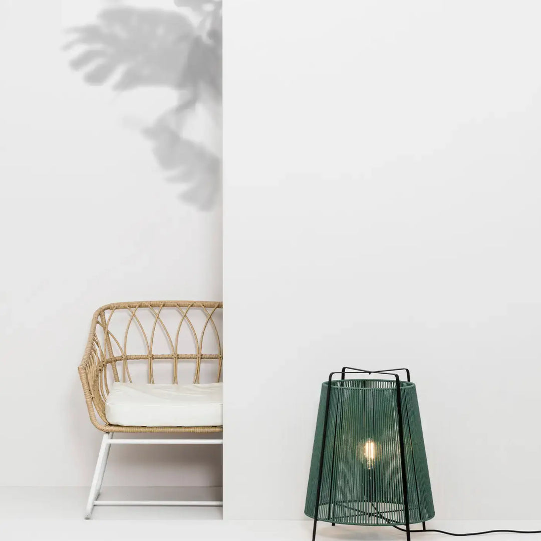 Lampadaire d'extérieur Akane vert de Faro Barcelona en situation