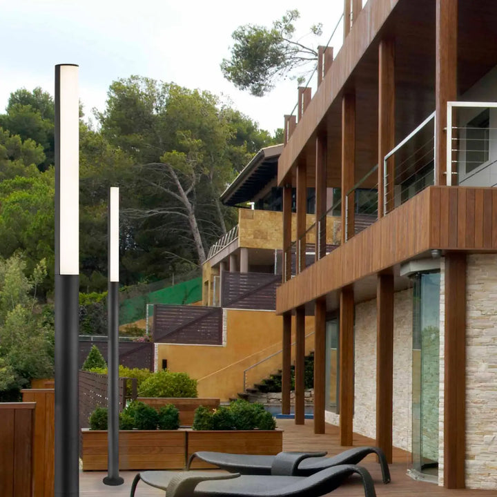Lampadaire extérieur Beret de Faro Barcelona en situation