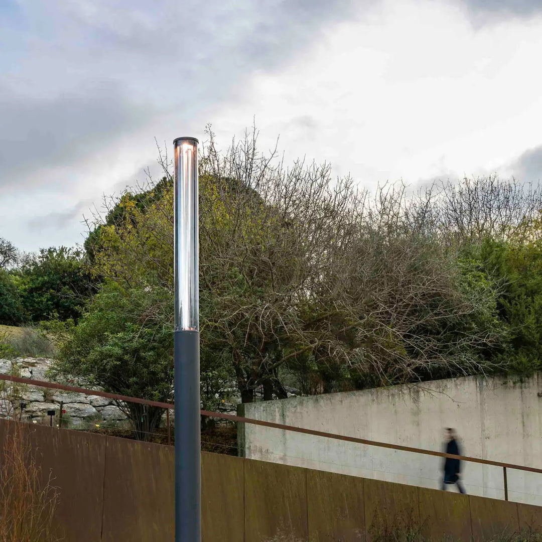 Lampadaire extérieur Screen 3,7 m en situation