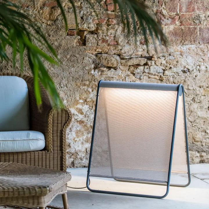 Lampadaire extérieur Cadaqués beige de Faro Barcelona en situation