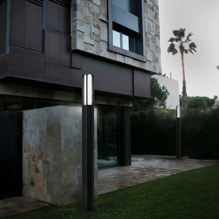 Lampadaire Bu-Oh gris foncé de Faro Barcelona en situation