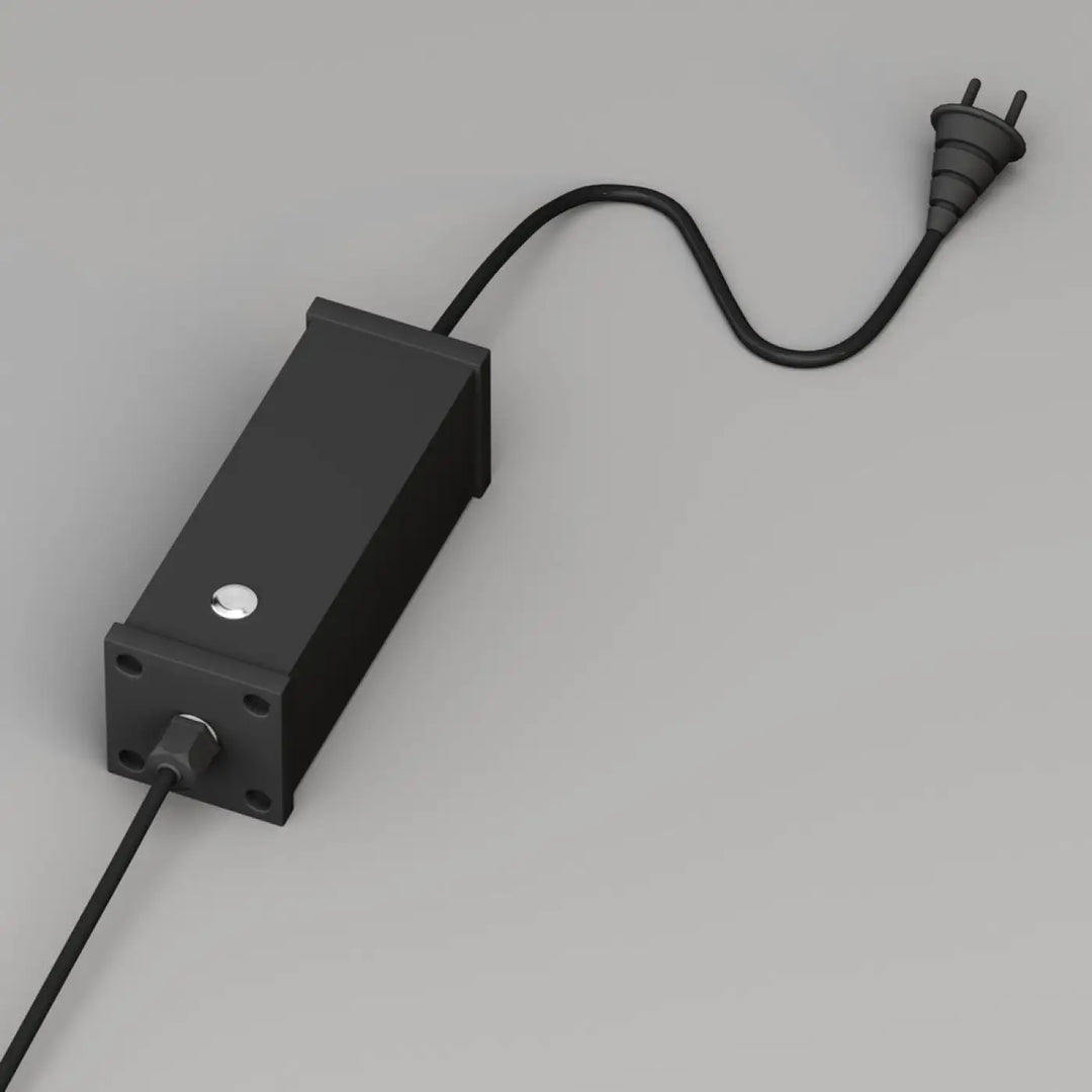 Adaptateur secteur noir rectangulaire mat avec bouton argenté et deux câbles pour lampadaire extérieur led fil d’acier noir