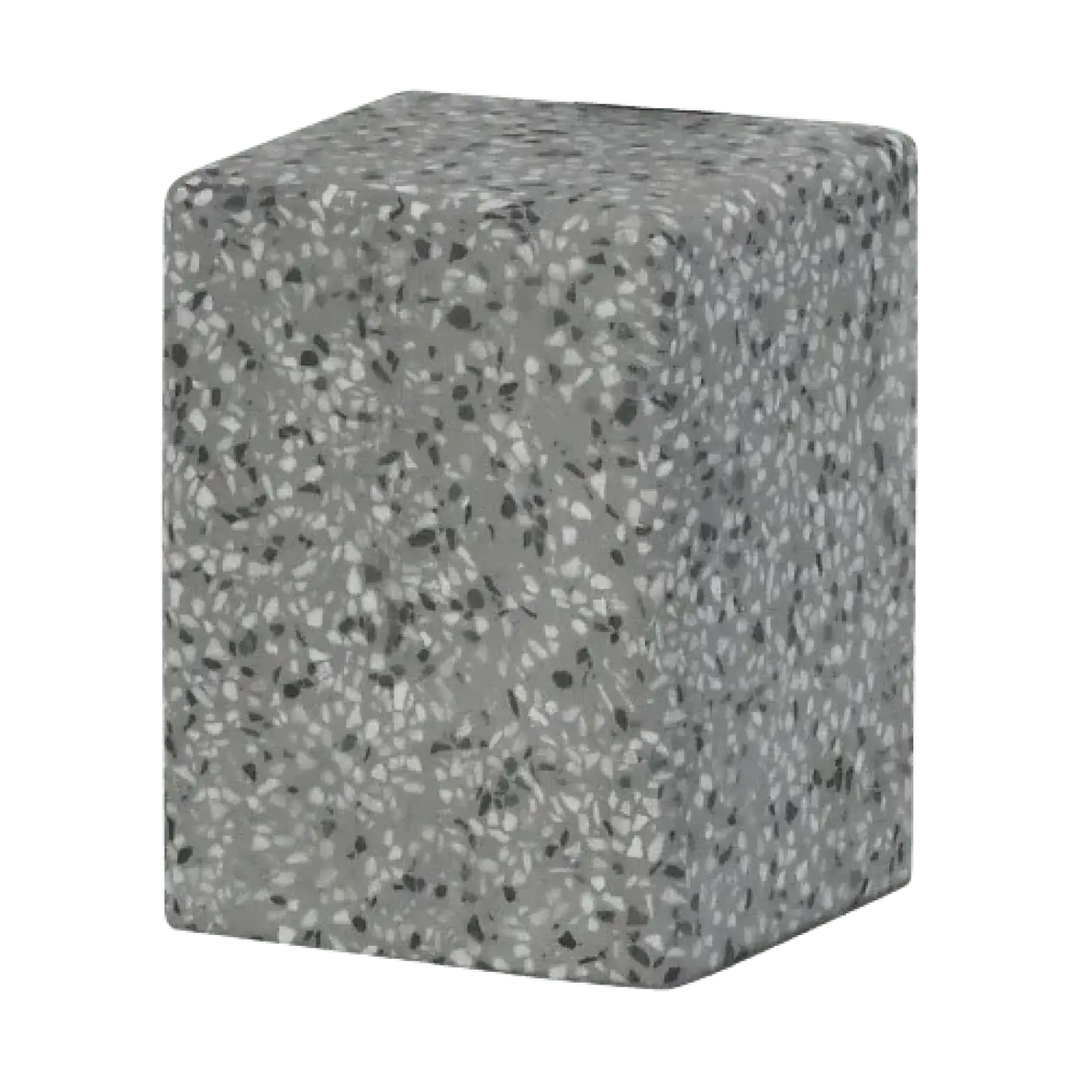 Lampadaire extérieur lukas en cube terrazzo gris à motif tacheté noir et blanc, s’intègre facilement en extérieur